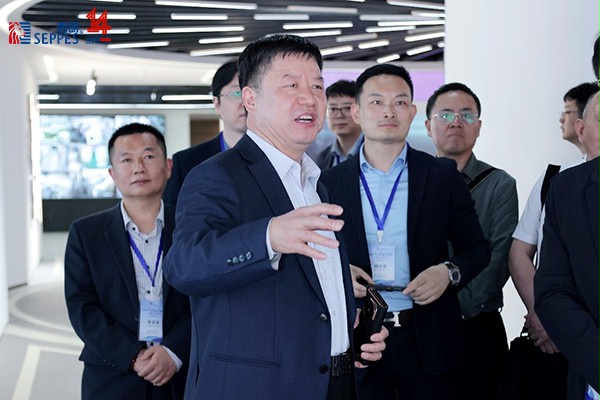 灿勤科技朱田中董事长热情向K8凯发·国际官方网站门业杨元嘉董事长介绍企业发展历程