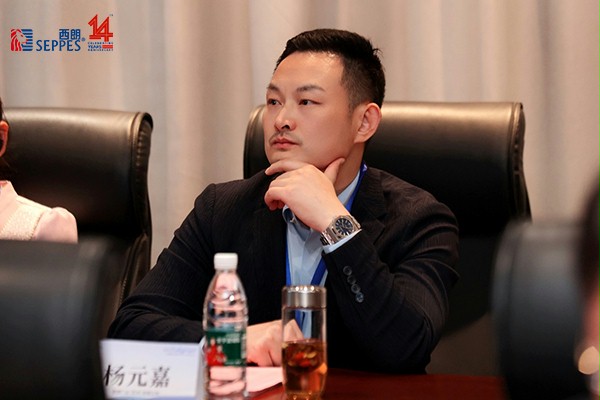 K8凯发·国际官方网站门业董事长杨元嘉在座谈会活动现场